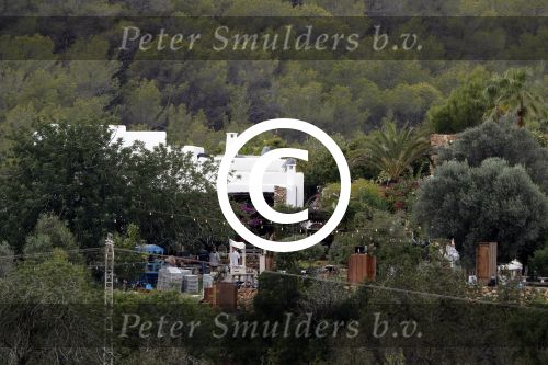 Ibiza 24 september 2016
Trouwen Gigi Ravelli en Roger Hodenius op ibiza . Ze trouwenni zuin huis/finca.