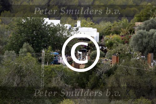 Ibiza 24 september 2016
Trouwen Gigi Ravelli en Roger Hodenius op ibiza . Ze trouwenni zuin huis/finca.