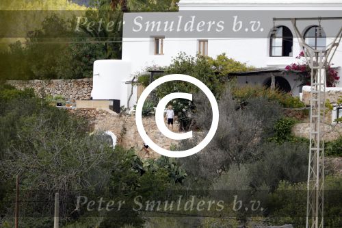 Ibiza 24 september 2016
Trouwen Gigi Ravelli en Roger Hodenius op ibiza . Ze trouwenni zuin huis/finca.