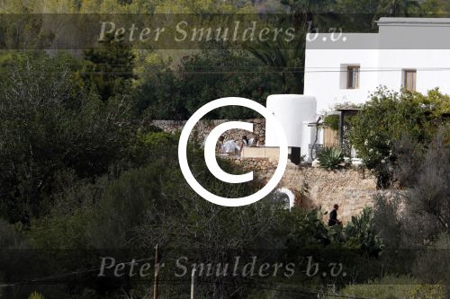 Ibiza 24 september 2016
Trouwen Gigi Ravelli en Roger Hodenius op ibiza . Ze trouwenni zuin huis/finca.