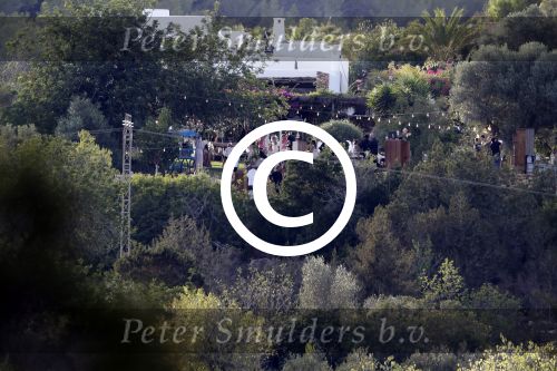 Ibiza 24 september 2016
Trouwen Gigi Ravelli en Roger Hodenius op ibiza . Ze trouwenni zuin huis/finca.