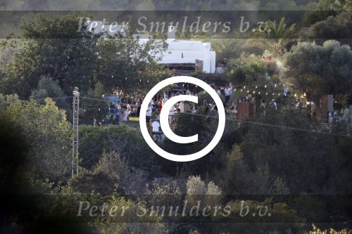 Ibiza 24 september 2016
Trouwen Gigi Ravelli en Roger Hodenius op ibiza . Ze trouwenni zuin huis/finca.