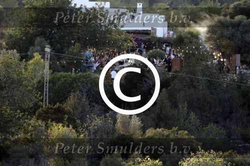 Ibiza 24 september 2016
Trouwen Gigi Ravelli en Roger Hodenius op ibiza . Ze trouwenni zuin huis/finca.
