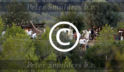 Ibiza 24 september 2016
Trouwen Gigi Ravelli en Roger Hodenius op ibiza . Ze trouwenni zuin huis/finca.