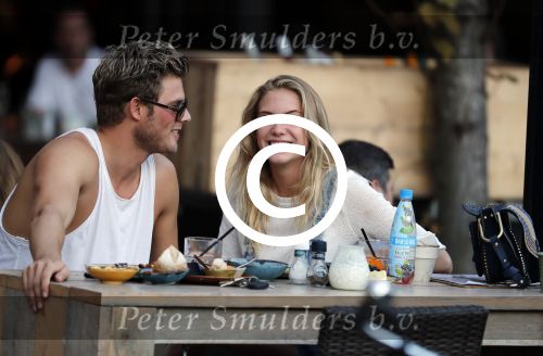 Amsterdam 12 september 2016 
Tim Douwsma en zijn vriendin Jessie Jazz Vuijk op terras en op de scooter