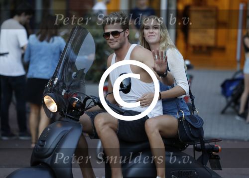 Amsterdam 12 september 2016 
Tim Douwsma en zijn vriendin Jessie Jazz Vuijk op terras en op de scooter