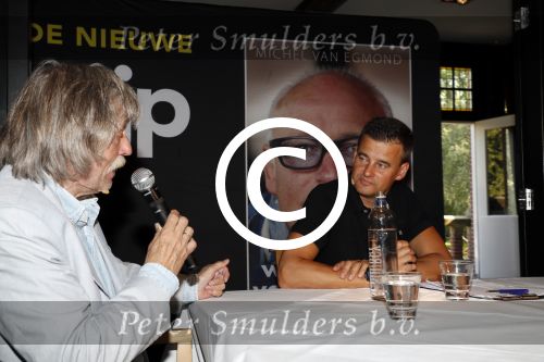 Rotterdam 14 september 2016
Boekpresentatie boek Rene v Gijp geschreven door Michiel v Egmond bij the harbour club. Zijn zoons Bicky en Sanny kregen de eerste exemplaren. Johan derksen en wilfred Genee
