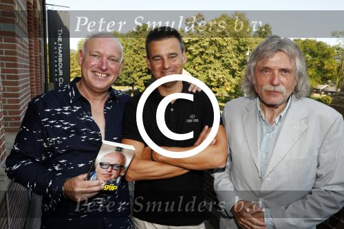 Rotterdam 14 september 2016
Boekpresentatie boek Rene v Gijp geschreven door Michiel v Egmond bij the harbour club. Zijn zoons Bicky en Sanny kregen de eerste exemplaren. Johan derksen en wilfred Genee