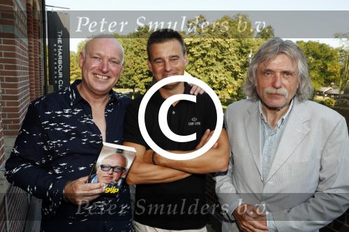 Rotterdam 14 september 2016
Boekpresentatie boek Rene v Gijp geschreven door Michiel v Egmond bij the harbour club. Zijn zoons Bicky en Sanny kregen de eerste exemplaren. Johan derksen en wilfred Genee