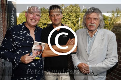 Rotterdam 14 september 2016
Boekpresentatie boek Rene v Gijp geschreven door Michiel v Egmond bij the harbour club. Zijn zoons Bicky en Sanny kregen de eerste exemplaren. Johan derksen en wilfred Genee