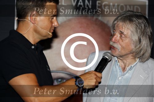 Rotterdam 14 september 2016
Boekpresentatie boek Rene v Gijp geschreven door Michiel v Egmond bij the harbour club. Zijn zoons Bicky en Sanny kregen de eerste exemplaren. Johan derksen en wilfred Genee
