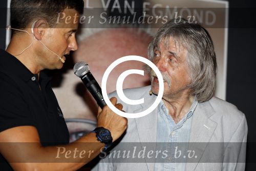 Rotterdam 14 september 2016
Boekpresentatie boek Rene v Gijp geschreven door Michiel v Egmond bij the harbour club. Zijn zoons Bicky en Sanny kregen de eerste exemplaren. Johan derksen en wilfred Genee