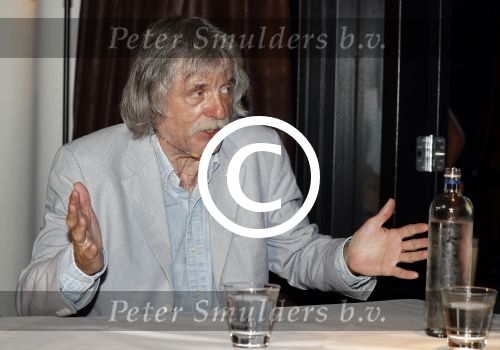 Rotterdam 14 september 2016
Boekpresentatie boek Rene v Gijp geschreven door Michiel v Egmond bij the harbour club. Zijn zoons Bicky en Sanny kregen de eerste exemplaren. Johan derksen en wilfred Genee