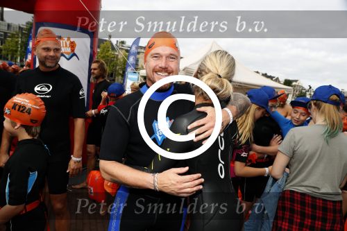 Amsterdam 11 september 2016
Amsterdam city swim tbv ALS door de amsterdamse grachten. Johnny de Mol met manager Carlijn de Vries Ralph en Daniel de Vries