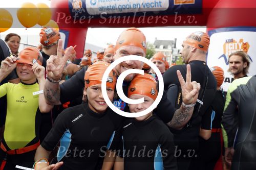 Amsterdam 11 september 2016
Amsterdam city swim tbv ALS door de amsterdamse grachten. Johnny de Mol met manager Carlijn de Vries Ralph en Daniel de Vries