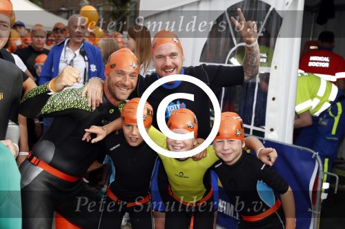 Amsterdam 11 september 2016
Amsterdam city swim tbv ALS door de amsterdamse grachten. Johnny de Mol met manager Carlijn de Vries Ralph en Daniel de Vries