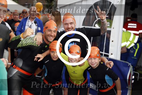 Amsterdam 11 september 2016
Amsterdam city swim tbv ALS door de amsterdamse grachten. Johnny de Mol met manager Carlijn de Vries Ralph en Daniel de Vries