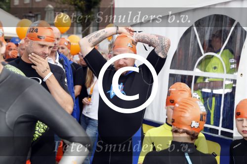 Amsterdam 11 september 2016
Amsterdam city swim tbv ALS door de amsterdamse grachten. Johnny de Mol met manager Carlijn de Vries Ralph en Daniel de Vries