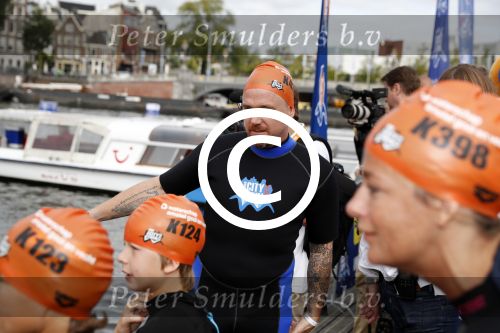 Amsterdam 11 september 2016
Amsterdam city swim tbv ALS door de amsterdamse grachten. Johnny de Mol met manager Carlijn de Vries Ralph en Daniel de Vries