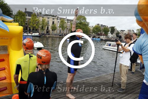 Amsterdam 11 september 2016
Amsterdam city swim tbv ALS door de amsterdamse grachten. Johnny de Mol met manager Carlijn de Vries Ralph en Daniel de Vries
