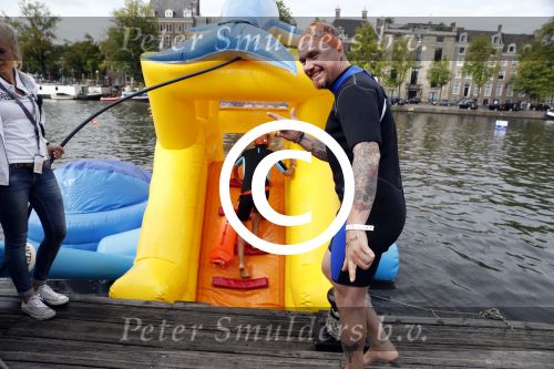 Amsterdam 11 september 2016
Amsterdam city swim tbv ALS door de amsterdamse grachten. Johnny de Mol met manager Carlijn de Vries Ralph en Daniel de Vries