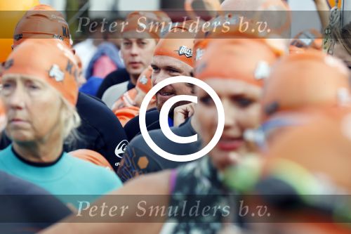 Amsterdam 11 september 2016
Amsterdam city swim tbv ALS door de amsterdamse grachten. Johnny de Mol met manager Carlijn de Vries Ralph en Daniel de Vries