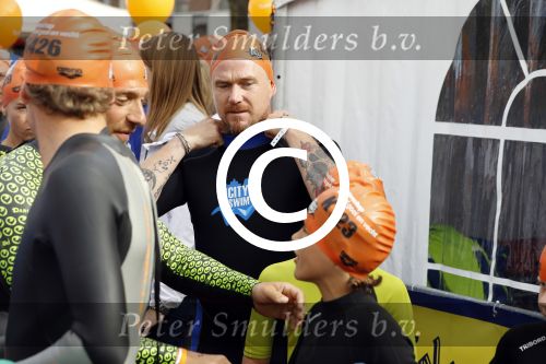 Amsterdam 11 september 2016
Amsterdam city swim tbv ALS door de amsterdamse grachten. Johnny de Mol met manager Carlijn de Vries Ralph en Daniel de Vries
