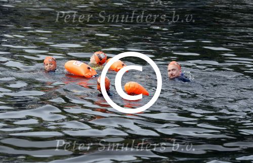 Amsterdam 11 september 2016
Amsterdam city swim tbv ALS door de amsterdamse grachten. Johnny de Mol met manager Carlijn de Vries Ralph en Daniel de Vries