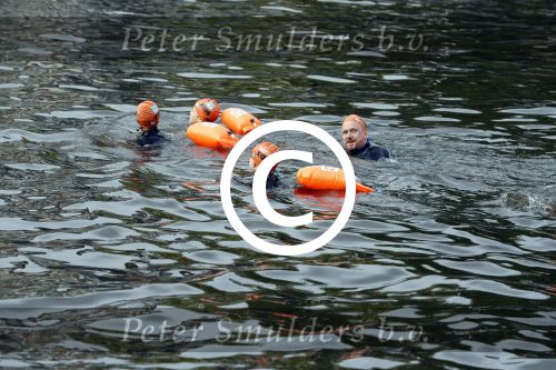 Amsterdam 11 september 2016
Amsterdam city swim tbv ALS door de amsterdamse grachten. Johnny de Mol met manager Carlijn de Vries Ralph en Daniel de Vries