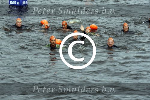 Amsterdam 11 september 2016
Amsterdam city swim tbv ALS door de amsterdamse grachten. Johnny de Mol met manager Carlijn de Vries Ralph en Daniel de Vries