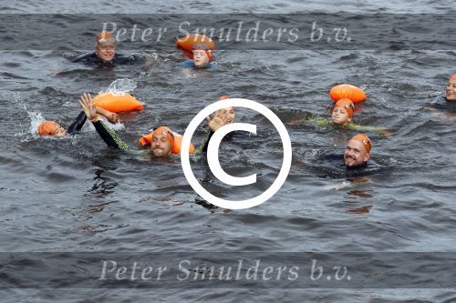 Amsterdam 11 september 2016
Amsterdam city swim tbv ALS door de amsterdamse grachten. Johnny de Mol met manager Carlijn de Vries Ralph en Daniel de Vries