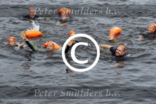 Amsterdam 11 september 2016
Amsterdam city swim tbv ALS door de amsterdamse grachten. Johnny de Mol met manager Carlijn de Vries Ralph en Daniel de Vries