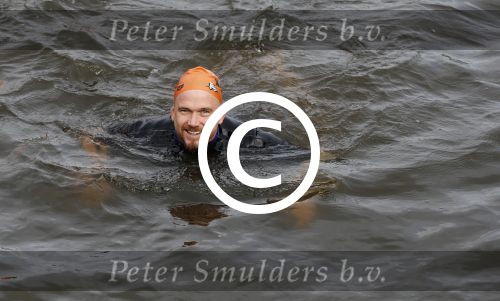 Amsterdam 11 september 2016
Amsterdam city swim tbv ALS door de amsterdamse grachten. Johnny de Mol met manager Carlijn de Vries Ralph en Daniel de Vries