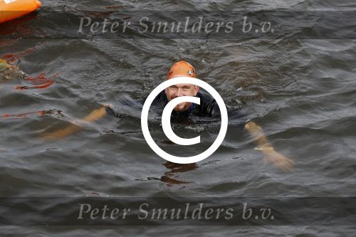 Amsterdam 11 september 2016
Amsterdam city swim tbv ALS door de amsterdamse grachten. Johnny de Mol met manager Carlijn de Vries Ralph en Daniel de Vries