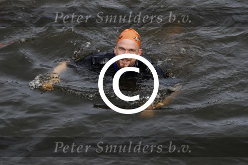 Amsterdam 11 september 2016
Amsterdam city swim tbv ALS door de amsterdamse grachten. Johnny de Mol met manager Carlijn de Vries Ralph en Daniel de Vries