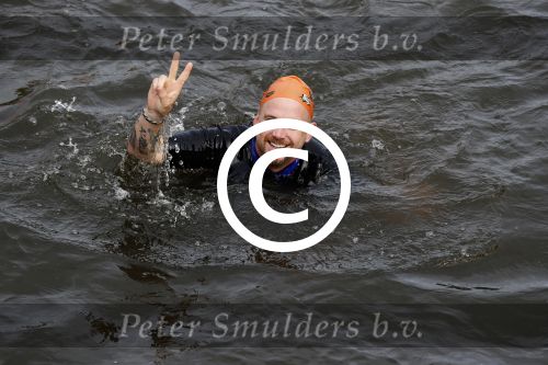 Amsterdam 11 september 2016
Amsterdam city swim tbv ALS door de amsterdamse grachten. Johnny de Mol met manager Carlijn de Vries Ralph en Daniel de Vries