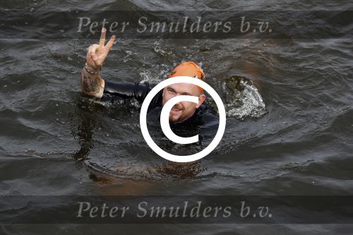 Amsterdam 11 september 2016
Amsterdam city swim tbv ALS door de amsterdamse grachten. Johnny de Mol met manager Carlijn de Vries Ralph en Daniel de Vries