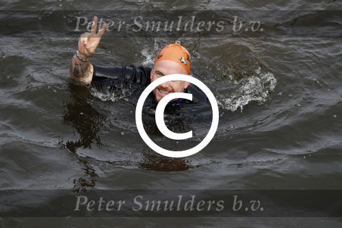Amsterdam 11 september 2016
Amsterdam city swim tbv ALS door de amsterdamse grachten. Johnny de Mol met manager Carlijn de Vries Ralph en Daniel de Vries