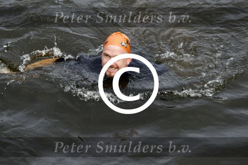 Amsterdam 11 september 2016
Amsterdam city swim tbv ALS door de amsterdamse grachten. Johnny de Mol met manager Carlijn de Vries Ralph en Daniel de Vries