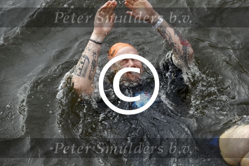 Amsterdam 11 september 2016
Amsterdam city swim tbv ALS door de amsterdamse grachten. Johnny de Mol met manager Carlijn de Vries Ralph en Daniel de Vries