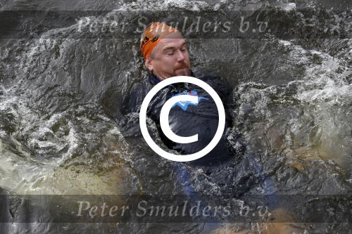 Amsterdam 11 september 2016
Amsterdam city swim tbv ALS door de amsterdamse grachten. Johnny de Mol met manager Carlijn de Vries Ralph en Daniel de Vries