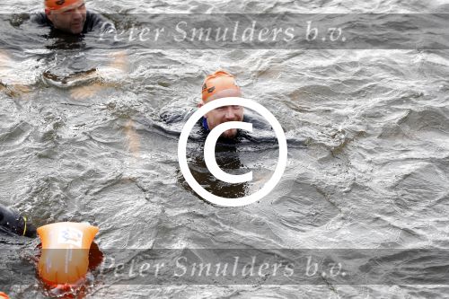 Amsterdam 11 september 2016
Amsterdam city swim tbv ALS door de amsterdamse grachten. Johnny de Mol met manager Carlijn de Vries Ralph en Daniel de Vries