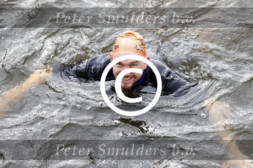 Amsterdam 11 september 2016
Amsterdam city swim tbv ALS door de amsterdamse grachten. Johnny de Mol met manager Carlijn de Vries Ralph en Daniel de Vries