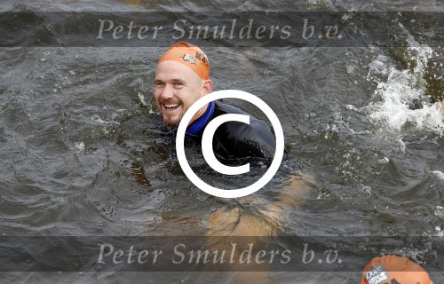 Amsterdam 11 september 2016
Amsterdam city swim tbv ALS door de amsterdamse grachten. Johnny de Mol met manager Carlijn de Vries Ralph en Daniel de Vries