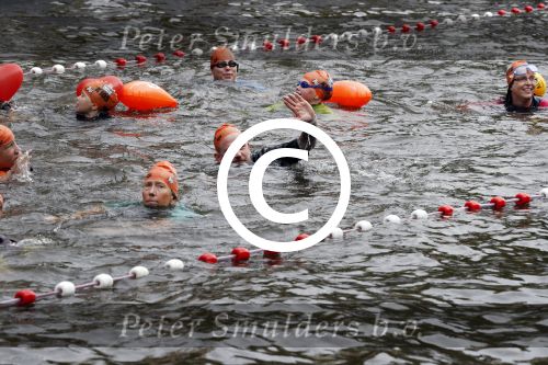 Amsterdam 11 september 2016
Amsterdam city swim tbv ALS door de amsterdamse grachten. Johnny de Mol met manager Carlijn de Vries Ralph en Daniel de Vries
