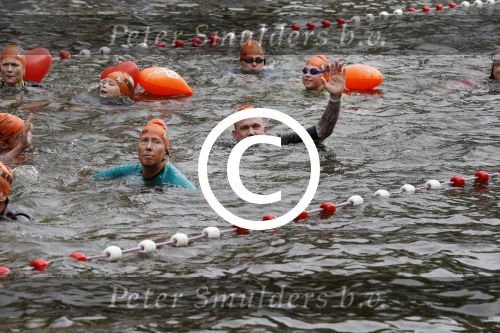 Amsterdam 11 september 2016
Amsterdam city swim tbv ALS door de amsterdamse grachten. Johnny de Mol met manager Carlijn de Vries Ralph en Daniel de Vries