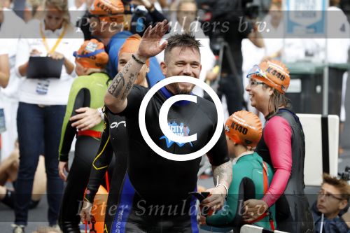 Amsterdam 11 september 2016
Amsterdam city swim tbv ALS door de amsterdamse grachten. Johnny de Mol met manager Carlijn de Vries Ralph en Daniel de Vries