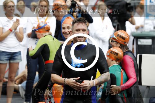 Amsterdam 11 september 2016
Amsterdam city swim tbv ALS door de amsterdamse grachten. Johnny de Mol met manager Carlijn de Vries Ralph en Daniel de Vries