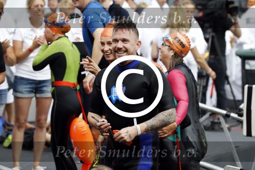 Amsterdam 11 september 2016
Amsterdam city swim tbv ALS door de amsterdamse grachten. Johnny de Mol met manager Carlijn de Vries Ralph en Daniel de Vries