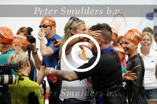 Amsterdam 11 september 2016
Amsterdam city swim tbv ALS door de amsterdamse grachten. Johnny de Mol met manager Carlijn de Vries Ralph en Daniel de Vries